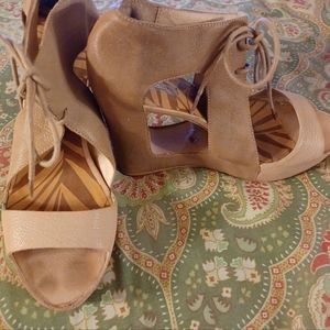 Matiko 7.5 7 1/2 tan heels sandals shoes